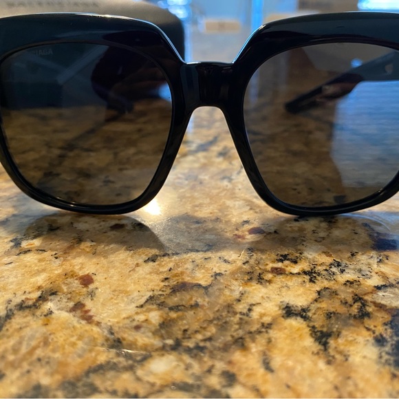 Balenciaga Shadesđź–¤Brand New|Authenticity Card|Leather Case|Soft Logo Traveler - Picture 3 of 3